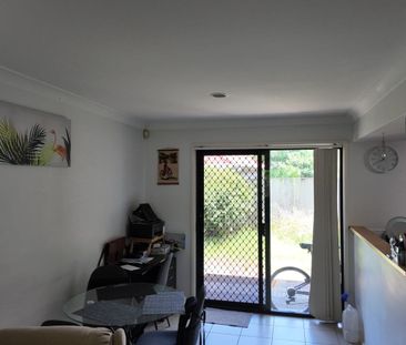 Shared Furnished Townhouse - Photo 2