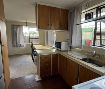 Sunny & Tidy Two-Bedroom Unit – St Albans - Photo 3