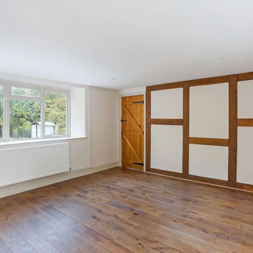 An idyllic newly refurbished three-bedroom cottage located within the Kentchurch Court Estate deer park, one of the oldest in the country, offering the perfect - Photo 1