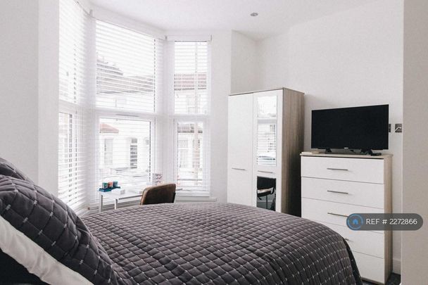 1 bedroom in a house share to rent - Photo 1