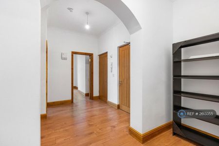 3 bedroom flat to rent - Photo 3