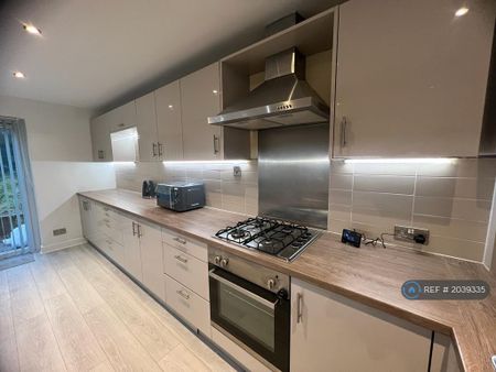 1 bedroom in a house share to rent - Photo 2