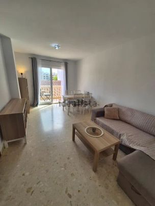 Alquiler de piso en Calle Axarquía - Photo 1