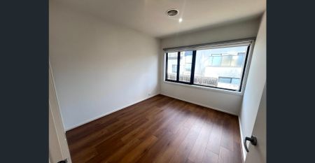 Fully Renovated 5-Bedroom Double-Storey Family Residence in Prime Burwood Location with Excellent Transport Connectivity - Photo 4