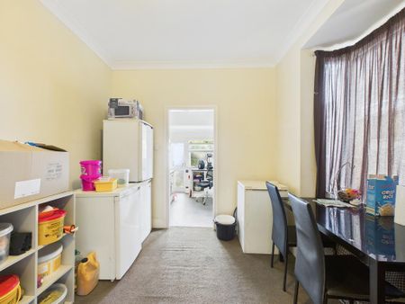 4 bedroom flat to rent - Photo 2