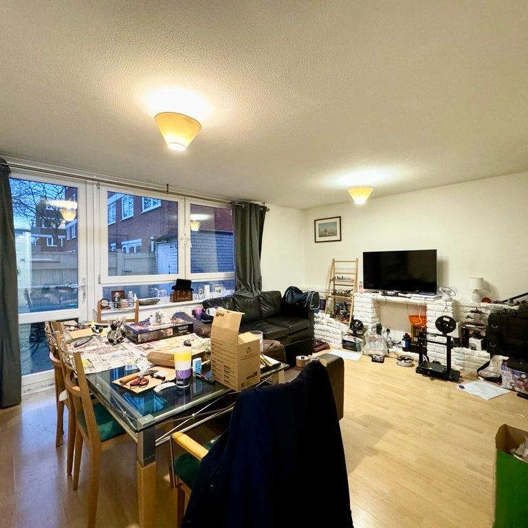 3 Bedroom Semi-Detached House, Mansel Court, Battersea Bridge Road, London SW11 - Photo 1