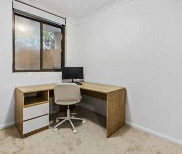 Ground Level 1 Bedroom Apartment, Furnished in Prime Location!!! - Photo 6