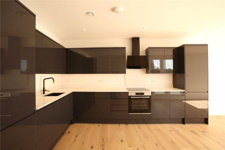 Churchfield Road, Weybridge, Surrey, KT13 flat to rent - Photo 3