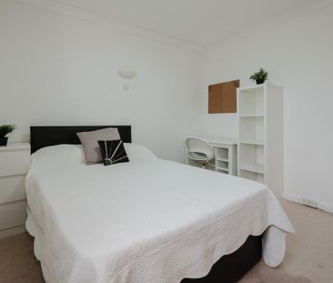 3 bedroom flat to rent - Photo 4