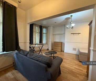 1 bedroom in a flat share to rent - Photo 3