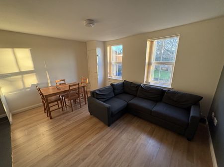 2 bed Apartment - To Let - Photo 4