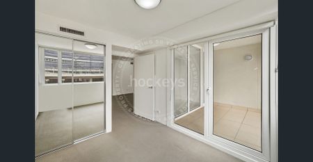 Convenient & Sophisticated One Bedroom Apartment - Photo 3