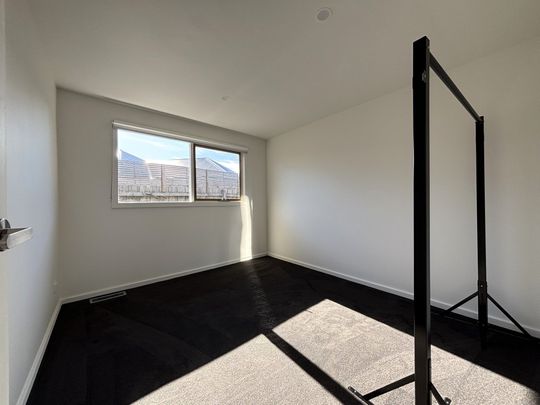 Dual Living!- 4 bedroom 2 bathroom and 2 kitchens! - Photo 1