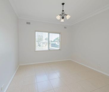 Freshly painted 3 bedroom home with tiled floors through-out - Photo 6