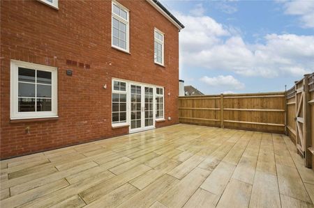 An exceptional apartment with outdoor space in a development in the heart of Farnham town centre. - Photo 2