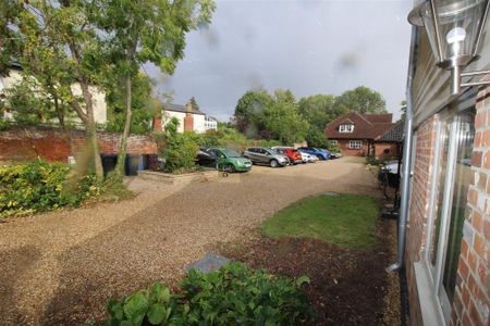 2 bedroom end of terrace house to rent - Photo 3