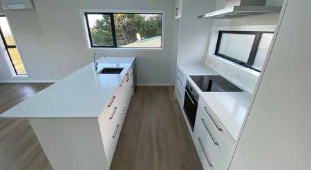 3 Bedroom Home - with a harbour view - Photo 3