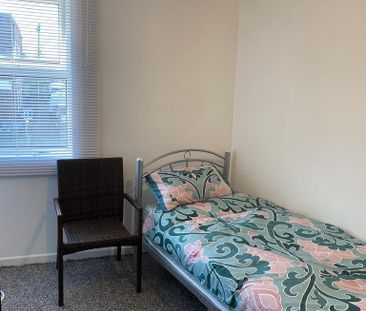 1 bedroom in a flat share to rent - Photo 5