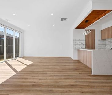 GREAT FAMILY HOME WITH DUCTED HEATING AND COOLING - Photo 2