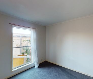 Spacious townhouse surrounded by greenery - Photo 3