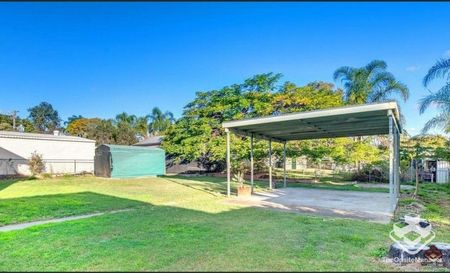 Spacious family living in an unbeatable location - Photo 2