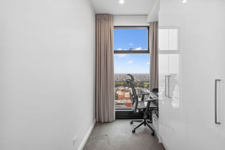 Fully-Furnished top floor apartment with stunning views - Photo 5