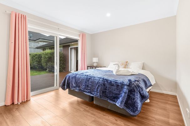 Modern four-bedroom home for rent in the popular Flagstaff area, featuring a master bedroom with a stylish ensuite, a modern kitchen with gas cooking and a pantry for extra storage, two spacious living areas with a cozy fireplace, a contemporary bathroom, and a double internal-access garage. - Photo 1