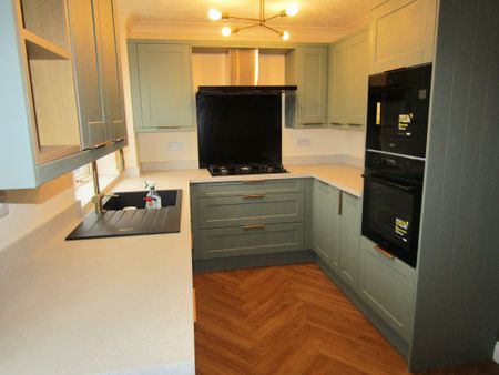 4 bed House - To Let - Photo 2