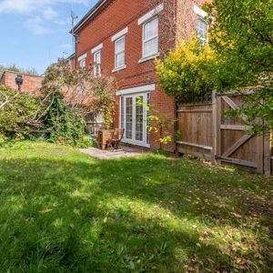 4 bedroom semi-detached house to rent - Photo 2