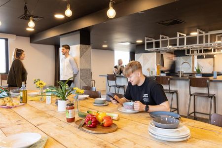 1 bedroom in a flat share to rent - Photo 5