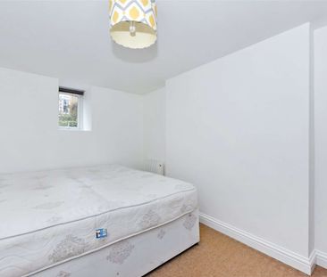 A generously proportioned one bedroom apartment - Photo 4