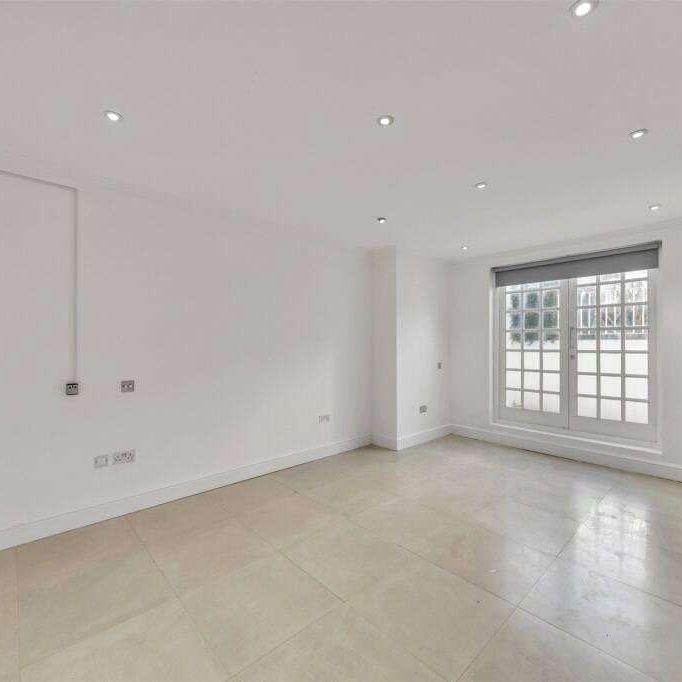A fantastic 4 bedroom garden apartment in an impressive period conversion. - Photo 1