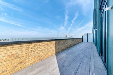 Duplex penthouse apartment offering more than 2,000 SQ. FT. of accommodation comprising four bedrooms, three bathrooms, open plan kitchen/reception and large private roof terrace. - Photo 4