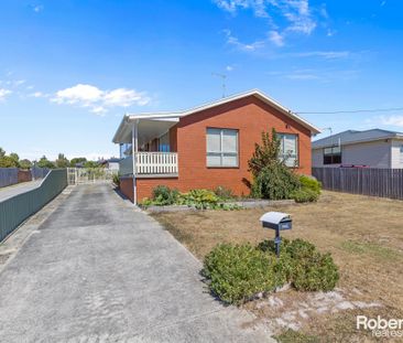 Spacious house with large shed - Photo 2