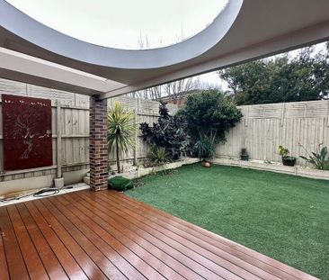 ARCHITECTURALLY DESIGNED TOWNHOUSE IN THE MCKINNON SCHOOL ZONE - Photo 4