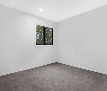 Stunning Three Bedroom Townhouse - Photo 3