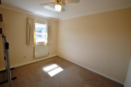 3 bedroom End Terraced House - CRESWICK COURT, WELWYN GARDEN CITY - Photo 2