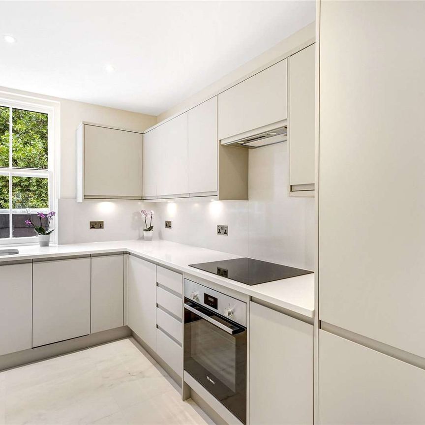 A recently renovated two bedroom fourth floor apartment benefitting from direct lift access, views of the communal gardens and a brand new kitchen. - Photo 1