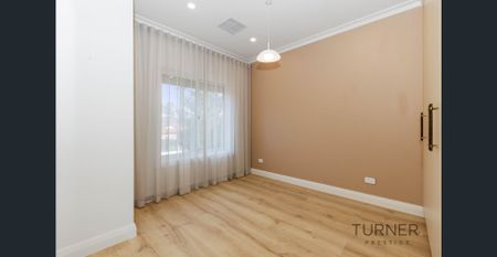 Luxury Designer Home - Photo 4