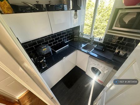 1 bedroom in a flat share to rent - Photo 4