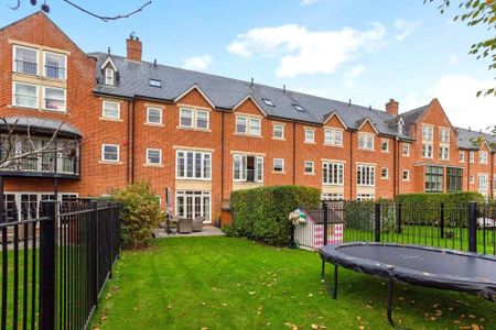 A well-proportioned modern townhouse in a gated development with southerly facing garden. - Photo 5