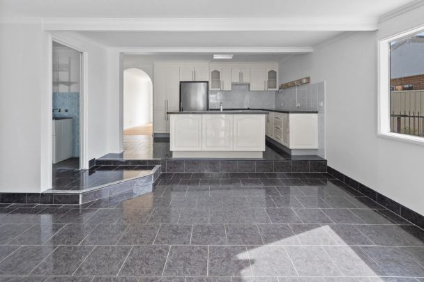 Freshly Updated 5 Bedroom Home Minutes to Town Centre - Photo 1