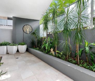Oversized Ground floor Courtyard Apartment - Photo 3