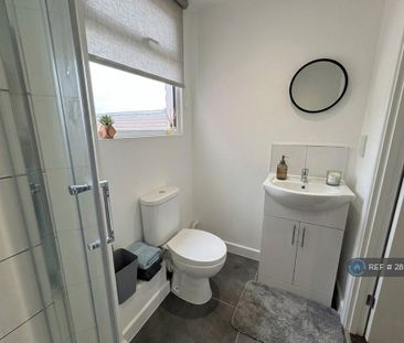 1 bedroom in a house share to rent - Photo 5