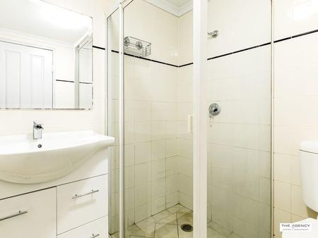 Superb Location, Oversized Refreshed Three Bedroom Apartment 5 Min Walk to Strathfield Station! - Photo 2