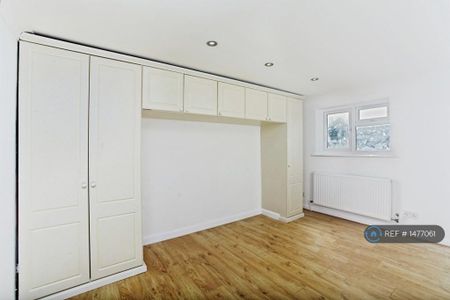 4 bedroom semi-detached house to rent - Photo 4