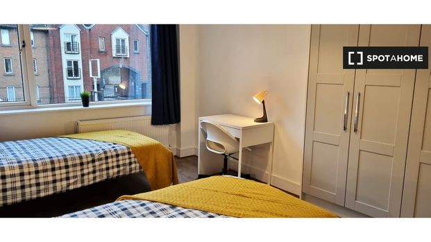 Bed for rent in 7-bedroom apartment in Phibsborough, Dublin - Photo 1