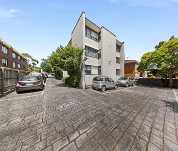 Top Floor One Bedroom Apartment - Photo 2
