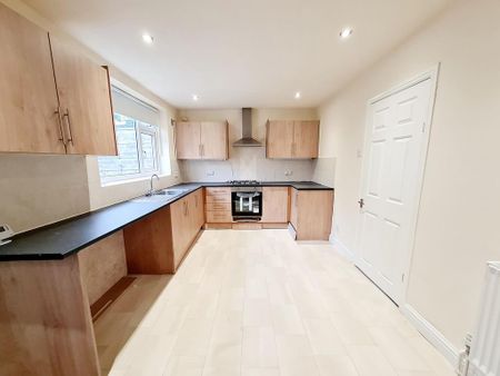 3 bedroom semi-detached house to rent - Photo 2