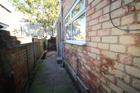 3 bedroom terraced house to rent - Photo 3